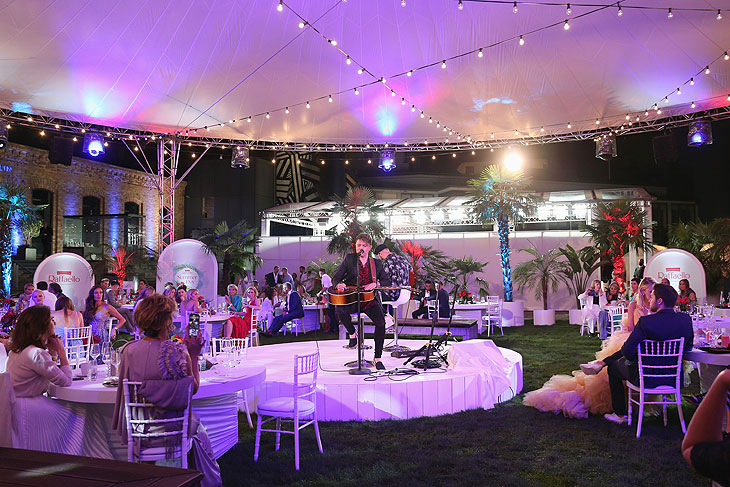 Michael Patrick Kelly Performance beim 2. Raffaello Summer Dinner 2021 in Berlin (©Foto: Gisela Schober/Getty Images Publicity für Ferrero Deutschland)